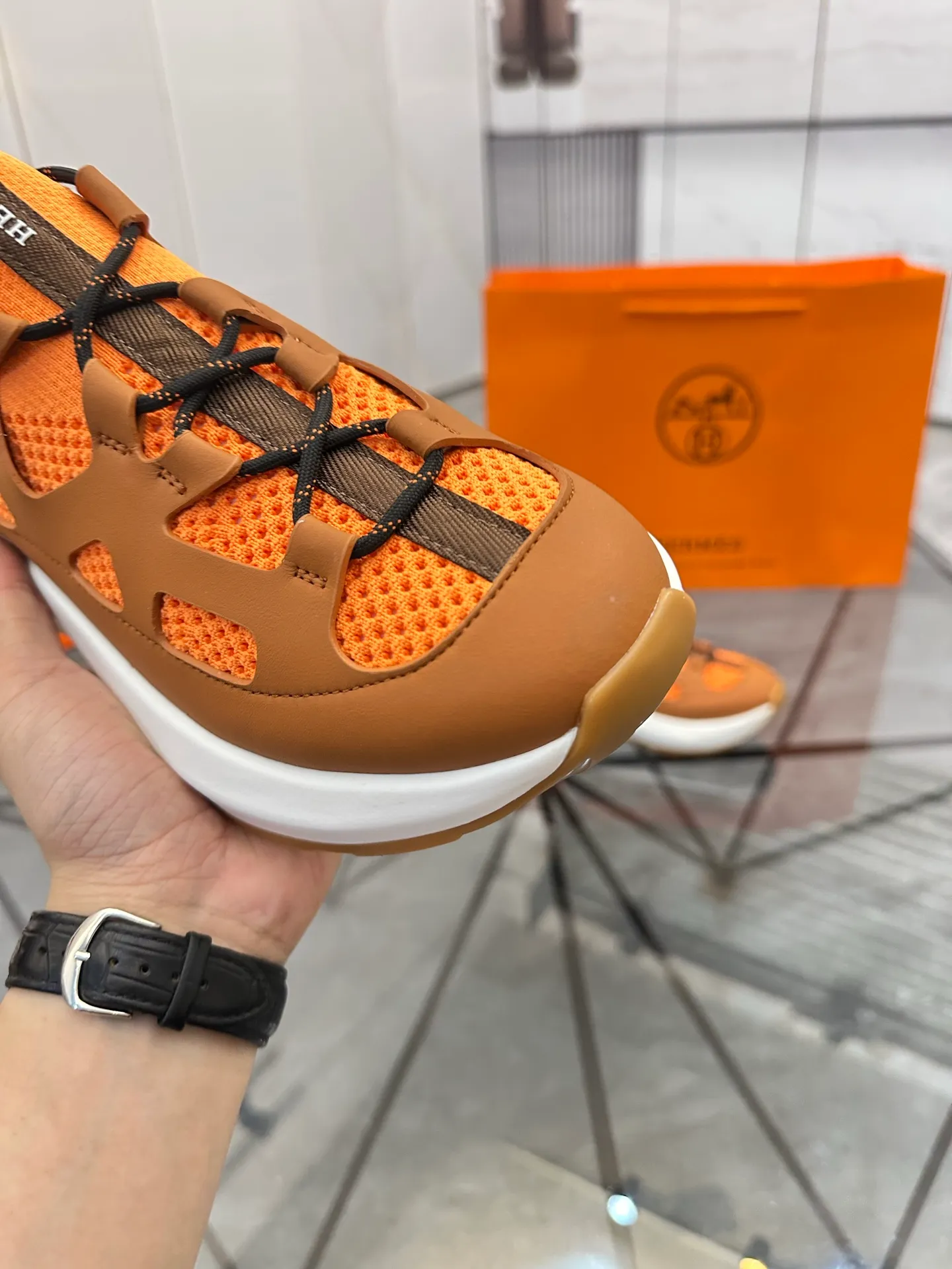 Men's shoes for sale 💰: 💰P660¥ High-end top quality Product trademark: Hermes *"Hermès*" low-top casual shoes Regular size: 38-45 (can be customized to 46) Product materials: upper imported first-layer cowhide stitched with original fabric, original rubber sheet, breathable lining, cowhide foot pads, original outsole. No.: 001